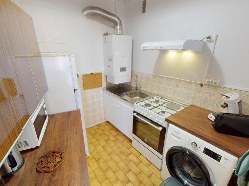 Il comprend une petite cuisine équipée d'une cuisinière et d'un lave-linge. dans l'établissement Charmant 2P calme en centre-ville avec balcon, proche plages et commerces - FR-1-196-345, à Menton