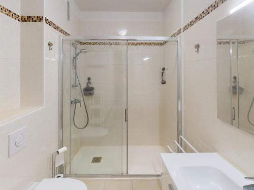 une salle de bain avec douche et lavabo dans l'établissement Charmant 2P calme en centre-ville avec balcon, proche plages et commerces - FR-1-196-345, à Menton