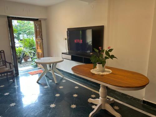 Una televisión o centro de entretenimiento en O Abrigo