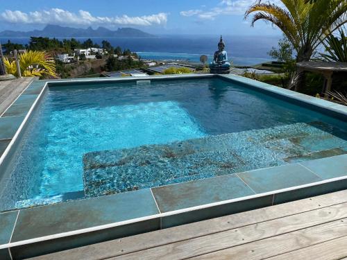 una piscina con vistas al océano en Teanuhe Hills, en Faaa