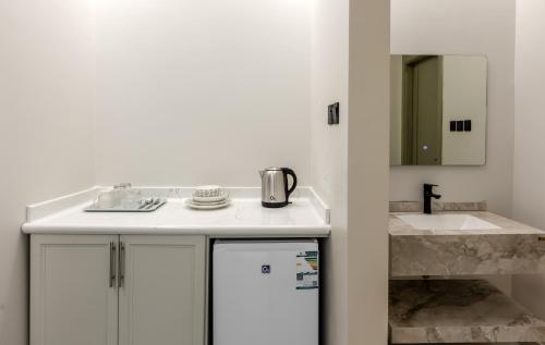 شقة غرفة وصالة وبوفيه في المدينة المنورة: حمام مع حوض وأعلى كونتر أبيض
