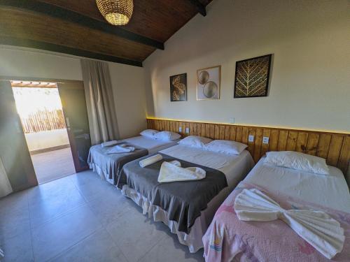 Tempat tidur dalam kamar di Pousada Lua Nova Pipa Chales com Hidromassagem e Jacuzzi