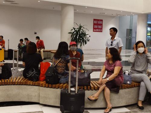 a group of people sitting on a bench in an airport at FLC SEA TOWER QUY NHƠN ban công, bồn tắm, hồ bơi có phí, sát biển in Quy Nhon