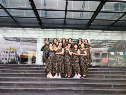 a group of women posing for a picture on the stairs at FLC SEA TOWER QUY NHƠN ban công, bồn tắm, hồ bơi có phí, sát biển in Quy Nhon
