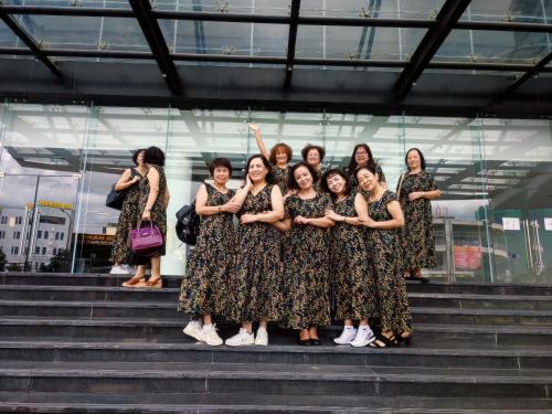 a group of women posing for a picture on the stairs at FLC SEA TOWER QUY NHƠN ban công, bồn tắm, hồ bơi có phí, sát biển in Quy Nhon