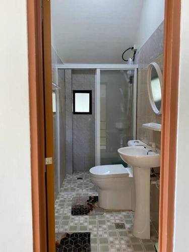 Un baño de 4 Bedrooms Guesthouse with Pool and Mangrove Park