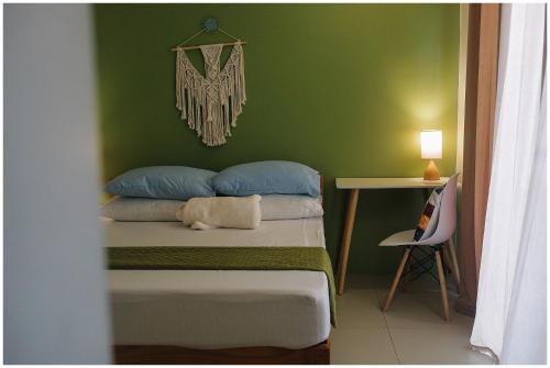 - une chambre dotée d'un lit avec un mur vert dans l'établissement Near IT Park Cebu City w Balcony by Hooga Home R2, à Cebu