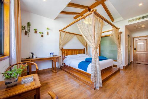Una cama o camas en una habitación de Guihua Road 106th Hostel