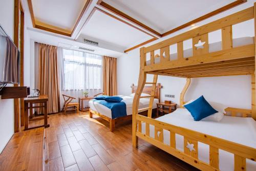 Una cama o camas en una habitación de Guihua Road 106th Hostel