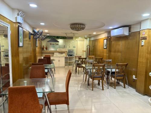 een restaurant met tafels en stoelen en een keuken bij A25 Hotel - 13 Bùi Thị Xuân in Ho Chi Minh-stad