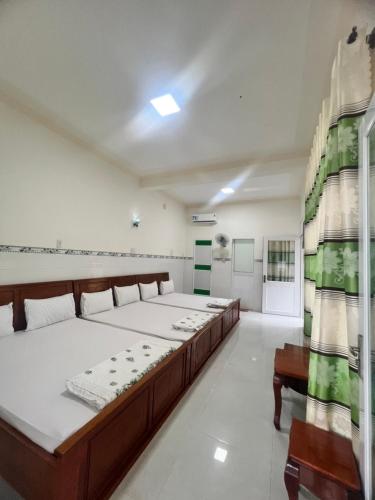 una habitación con una fila de camas. en Motel Tiến Phúc, en Long Hai