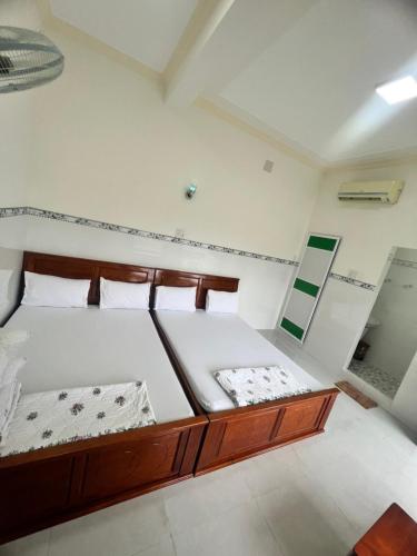 1 dormitorio con 1 cama grande en una habitación en Motel Tiến Phúc, en Long Hai