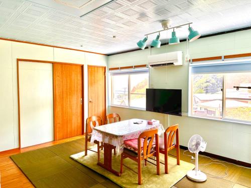 a dining room with a table and chairs at 神津島民宿菊乃屋～きくのや～kikunoya in Kōzushima