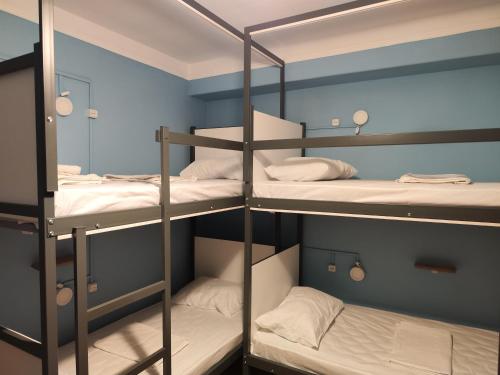 Cette chambre comprend 4 lits superposés. dans l'établissement Sweet Sleep hostel, à Erevan