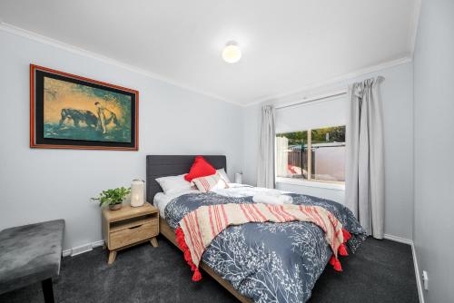 sypialnia z 2 łóżkami i oknem w obiekcie Hobart Vista w mieście Hobart
