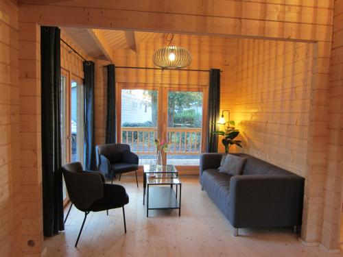 Posezení v ubytování HderH - Eco Lodge op vakantiepark De IJsvogel, zwembaden, kids fun, natuur en rust