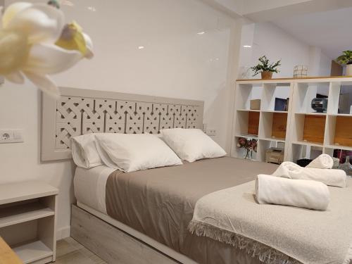 ein Schlafzimmer mit einem großen Bett mit zwei weißen Kissen in der Unterkunft Aloja Córdoba in Córdoba