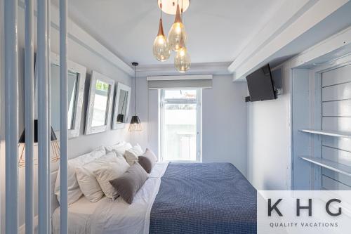 Un dormitorio con una cama con sábanas y almohadas blancas. en LITTLE PALACE! +car offer, en Argostoli