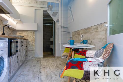 cocina con mesa, sillas y lavadora en LITTLE PALACE! +car offer, en Argostoli