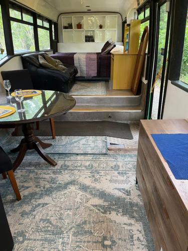 een woonkamer met een bank en een tafel in een busje bij Bush Bus 