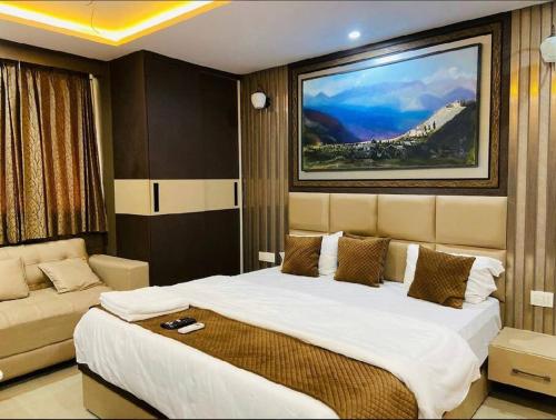 een slaapkamer met een groot bed en een bank bij The velvet studio 203 in Dehradun