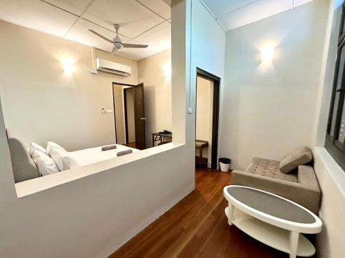 ein Bad mit einem WC und einem Spiegel in der Unterkunft Madras Inn 58-1 in George Town