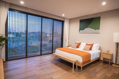 Postel nebo postele na pokoji v ubytování 查龙湾海景3卧室泳池别墅 现代风格 安静私密 海边100米