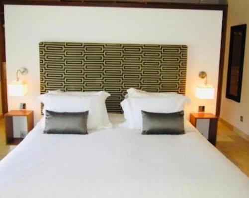 En eller flere senge i et værelse på Central Rooms Lagos