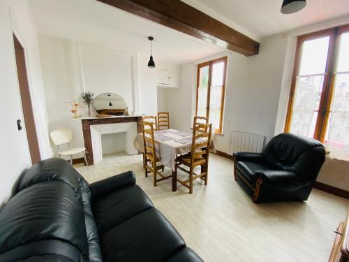un salon avec un canapé, une table et des chaises dans l'établissement AmienSUD à 15 minutes du cœur de la ville, à Saint-Sauflieu