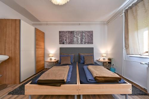 una camera con letto e lenzuola blu di Apartman Jura, dvije spavaće sobe a Sveti Ivan Zelina
