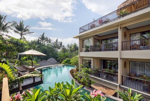 una vista exterior de un complejo con piscina en Ubud Nyuh Bali Resort & Spa, en Ubud