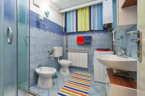 a bathroom with two toilets and a sink at Apartman Jura, dvije spavaće sobe in Sveti Ivan Zelina