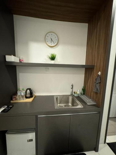 Η κουζίνα ή μικρή κουζίνα στο SOFEA IMPERIO HOMESTAY @ ALOR SETAR