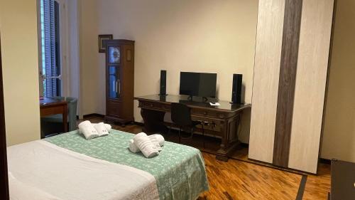 een slaapkamer met een bureau, een bed en een computer bij Caravaggio Apartment in Napels