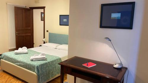 een kleine slaapkamer met een bed en een tafel met een lamp bij Caravaggio Apartment in Napels