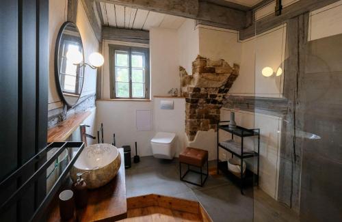 a bathroom with a sink and a toilet in a room at Renaissance-Fachwerkhaus in Torgau
