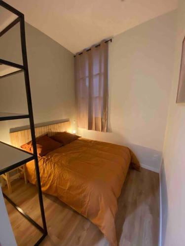 a small bedroom with a bed and a ladder at Logement entier-Clim-100%équipé-Hypercentre-Balcon in Brive-la-Gaillarde