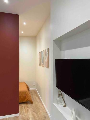 a living room with a flat screen tv on a wall at Logement entier-Clim-100%équipé-Hypercentre-Balcon in Brive-la-Gaillarde