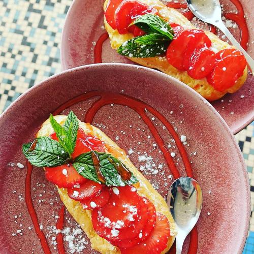 due piatti di cibo con sopra fragole di Hôtel La Croisette & Restaurant Bistrot Gantier en centre ville a Royan