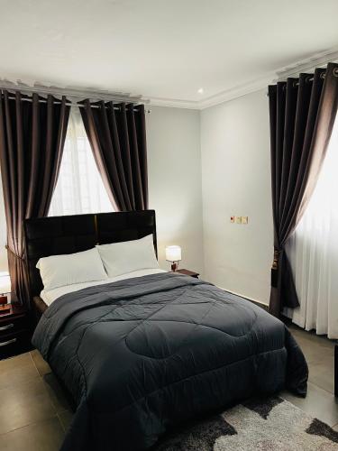 Postel nebo postele na pokoji v ubytování Karjel Homes Apartments