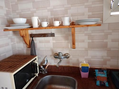 una cucina con lavandino e bancone con piatti di House with backyard in dahab a Dahab