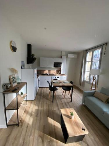 un salon avec un canapé et une table dans l'établissement Appartement hypercentre 100% équipé *Clim*, à Brive-la-Gaillarde