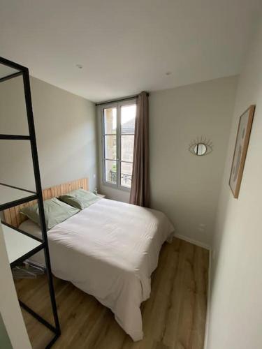 - une petite chambre avec un lit et une fenêtre dans l'établissement Appartement hypercentre 100% équipé *Clim*, à Brive-la-Gaillarde