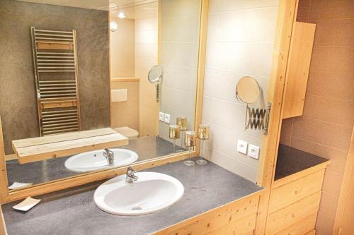 Baño con 2 lavabos y espejo en Le plus grand appartement, 150 M2, et la plus belle vue d'Isola 2000 Front de Neige en Isola 2000