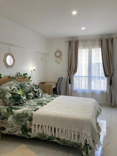 biała sypialnia z łóżkiem i oknem w obiekcie L'escale chic gare Saint Charles w Marsylii