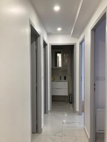 un couloir vide avec une cuisine dans une maison dans l'établissement L'escale chic gare Saint Charles, à Marseille