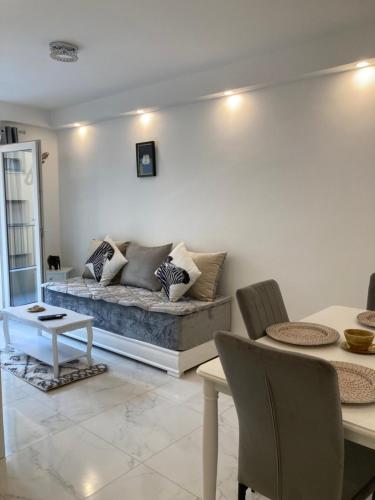 un salon avec un canapé et une table dans l'établissement L'escale chic gare Saint Charles, à Marseille