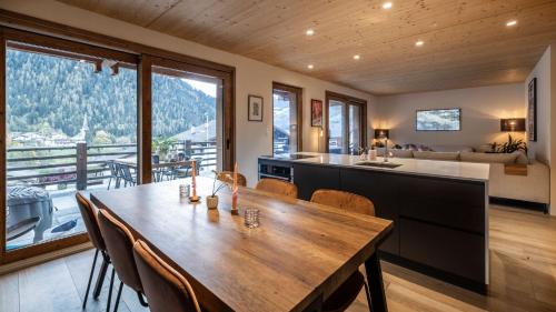 a kitchen and dining room with a table and chairs at La Ruinette - Modern 2 Bed, Close To The Lift in Le Châble