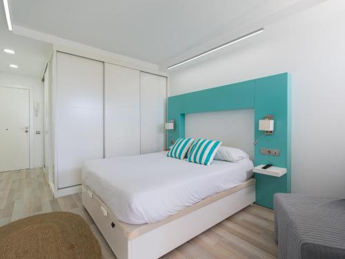 Aguila Beach Ocean View By CanariasGetaway في سان بارتولومي: غرفة نوم مع سرير كبير مع اللوح الأمامي الأزرق