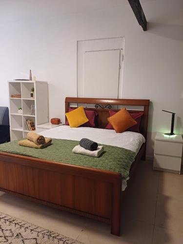 a bedroom with a bed with towels on it at סטודיו איתמר in Tel Aviv